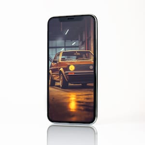 Peut inclure: Une voiture Volkswagen vintage de couleur marron avec une calandre noire et un phare jaune est garée dans un garage. La voiture est sur l'écran d'un smartphone.