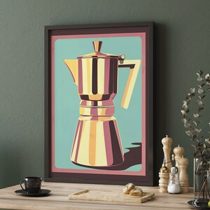 Könnte beinhalten: Ein gerahmter Druck einer Vintage-Illustration einer silbernen und goldenen Kaffeekanne auf türkisfarbenem Hintergrund. Der Druck ist schwarz gerahmt und hängt an einer grünen Wand.