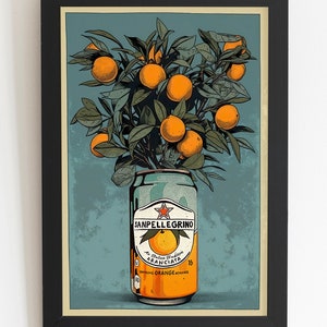 K&ouml;nnte beinhalten: Eine Vintage-Illustration eines Orangenbaums, der aus einer Dose Sanpellegrino Aranciata, einem prickelnden Orangensaftgetr&auml;nk, w&auml;chst. Die Dose ist mit dem Markennamen und den Worten "Eine italienische Tradition" und "Prickelnder Orangensaft-Extrakt" beschriftet.