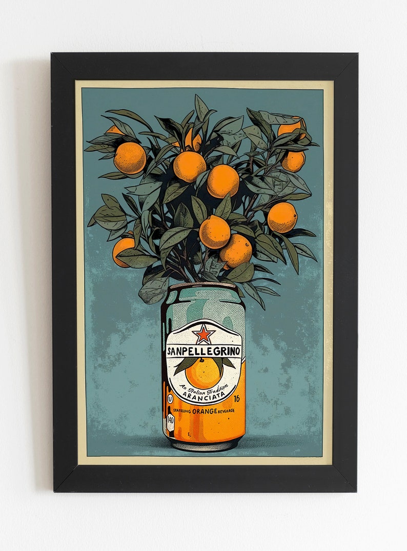 K&ouml;nnte beinhalten: Eine Vintage-Illustration eines Orangenbaums, der aus einer Dose Sanpellegrino Aranciata, einem prickelnden Orangensaftgetr&auml;nk, w&auml;chst. Die Dose ist mit dem Markennamen und den Worten "Eine italienische Tradition" und "Prickelnder Orangensaft-Extrakt" beschriftet.