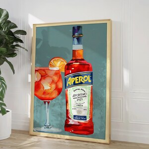 K&ouml;nnte beinhalten: Ein Vintage-Poster mit einer Flasche Aperol, einem italienischen Aperitif, und einem Glas Aperol Spritz. Das Poster hat einen blauen Hintergrund mit einer roten und wei&szlig;en Flasche und einem Glas mit orangefarbener Fl&uuml;ssigkeit.