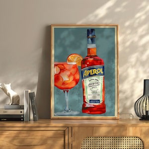 K&ouml;nnte beinhalten: Eine Illustration im Vintage-Stil einer Flasche Aperol Aperitivo und einem Glas Aperol Spritz. Die Flasche ist rot mit einem wei&szlig;en Etikett und dem Text "Aperol Aperitivo 1919" darauf. Das Glas ist mit einer leuchtend orangenen Fl&uuml;ssigkeit gef&uuml;llt und hat eine Orangenscheibe am Rand.