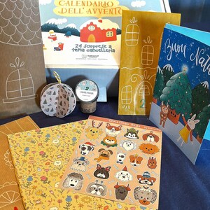 Calendario dell’avvento di cartoleria, cancelleria natalizia, adesivi, sticker sheet, colouring book, palline natalizie, biglietti washitape