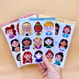Può includere: Un set di 18 adesivi di principesse Disney che raffigurano diverse principesse in pose e abiti diversi. Gli adesivi sono stampati su carta bianca con una finitura lucida. Gli adesivi sono disposti in tre file di sei adesivi ciascuna. Gli adesivi sono etichettati come "Disney princess 1", "Disney princess 2" e "Disney princess 3".