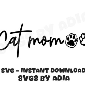 以下が含まれることがあります： 「Cat Mom」というテキストと2つの肉球の跡が付いた白黒のSVGデザインです。