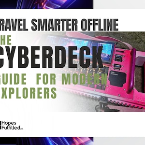 Op de afbeelding: Een felroze draagbare cyberdeck-computer met ingebouwd scherm, toetsenbord, touchpad en draagriem. De tekst luidt: TRAVEL SMARTER OFFLINE THE CYBERDECK GUIDE FOR MODERN EXPLORERS en het logo van Hopes Fulfilled Ltd.