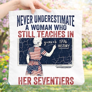 Peut inclure: Une tasse en céramique blanche avec une anse noire et l'inscription "But First, Coffee" en gras noir. La tasse est posée sur un fond flou, suggérant un cadre chaleureux.