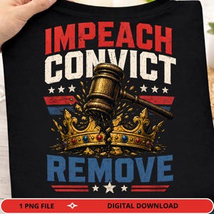 Puede incluir: Una camiseta negra con un diseño gráfico que incluye el texto rojo IMPEACH, el texto blanco CONVICT y el texto azul REMOVE. Un mazo de madera golpea una corona dorada con joyas rojas y azules, rodeada de estrellas blancas y rayas.