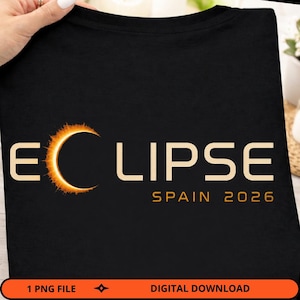 Pode incluir: Uma t-shirt preta com a palavra ECLIPSE em tom bege claro, onde a letra C é substituída por um gráfico de um eclipse solar laranja brilhante. Abaixo da palavra, o texto diz SPAIN 2026 em bege. A parte inferior inclui uma faixa laranja.