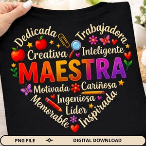 Peut inclure: T-shirt noir avec un motif en forme de cœur contenant le mot "MAESTRA" en lettres colorées. Le motif comprend des mots tels que "Dedicada", "Creativa", "Trabajadora" et "Inteligente", ainsi que des illustrations de pommes, d'étoiles et de crayons.