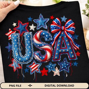 Peut inclure: T-shirt noir avec un motif patriotique représentant les lettres "USA" en rouge, blanc et bleu. Les lettres sont entourées d'étoiles et d'un nœud, le tout dans la même palette de couleurs. Les mots "PNG FILE" et "DIGITAL DOWNLOAD" sont en bas.