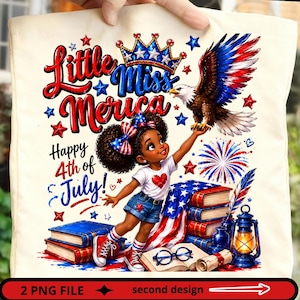 Peut inclure: Un sac fourre-tout crème avec une illustration d'un enfant aux cheveux bouclés portant un nœud patriotique, un t-shirt et un short en jean. Le motif inclut un pygargue à tête blanche, une couronne, des livres, une lanterne et le texte Little Miss Merica.