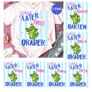 Könnte beinhalten: Weißes T-Shirt mit einem Cartoon-Alligator-Design und dem Text "SLATER FIRST GRADER" in Blau und Rosa, vor einem blau gestreiften Hintergrund. Zusätzliche Grafiken zeigen den Alligator für verschiedene Klassenstufen.