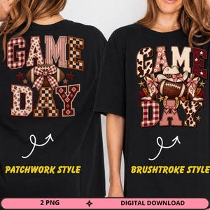 Peut inclure: Un t-shirt noir présentant deux motifs graphiques avec le texte GAME DAY. Le motif de gauche utilise un style patchwork avec un ballon de football et un nœud à carreaux. Le motif de droite utilise un style pinceau avec un chapeau de cow-boy.