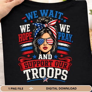 Wir warten, wir hoffen, wir beten und unterstützen unsere Truppen (PNG), Patriotisches T-Shirt zur Unterstützung des Militärs, Frau mit amerikanischer Flagge (PNG), Veteranenfamilie