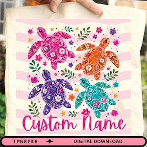Peut inclure: Un sac fourre-tout crème avec une impression graphique de quatre tortues marines en rose, orange, violet et bleu sarcelle. Chaque tortue a une carapace à motifs floraux. Le design inclut des fleurs, feuilles, étoiles et le texte Custom Name.