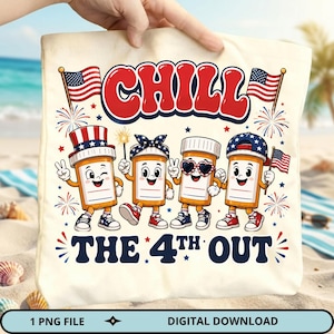 Peut inclure: Un sac fourre-tout couleur crème avec un motif portant le texte CHILL THE 4TH OUT. Le design présente quatre flacons de médicaments orange anthropomorphes avec des bras et des jambes, portant des chapeaux patriotiques, entourés de drapeaux américains.