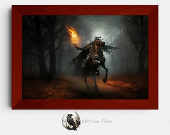 Pode incluir: Uma ilustração enquadrada do Cavaleiro Sem Cabeça cavalgando por uma floresta escura. O Cavaleiro segura uma abóbora esculpida em forma de rosto, que está iluminada por uma chama laranja brilhante. A imagem está colocada sobre um fundo escuro e misterioso.