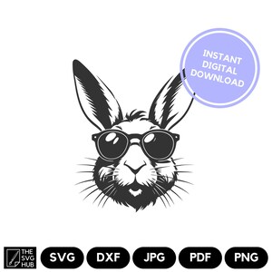 Puede incluir: Ilustración en blanco y negro de un conejo con gafas de sol. El conejo está mirando directamente al espectador. La imagen está etiquetada como "Descarga digital instantánea" e incluye los tipos de archivo: SVG, DXF, JPG, PDF y PNG.