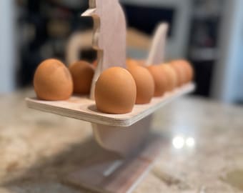 Estante para huevos de madera con forma de gallina, decoración de cocina rústica.