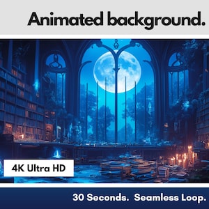 Puede incluir: Un fondo animado que presenta una biblioteca con una gran ventana que da a un bosque iluminado por la luna. La biblioteca está llena de estanterías y velas, creando una atmósfera mágica. El texto "4K Ultra HD" y "30 Seconds. Seamless Loop." es visible en la parte inferior de la imagen.