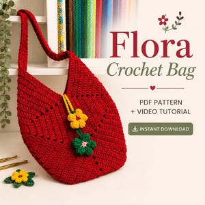 Puede incluir: Un bolso de ganchillo rojo con una sola correa para el hombro y un adorno de flor amarilla y verde. El texto dice Flora Crochet Bag, PDF PATTERN + VIDEO TUTORIAL e INSTANT DOWNLOAD. Detrás se ve un marco con hilos de colores.