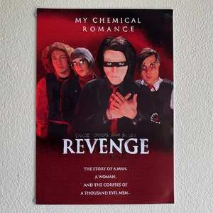 Puede incluir: Un póster de My Chemical Romance, con los miembros de la banda sobre un fondo rojo. El póster incluye el texto "REVENGE" y otro texto, con una estética oscura y dramática.