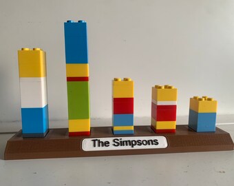 Die Simpsons - vereinfachtes Lego-Vitrinenstück mit Ständer