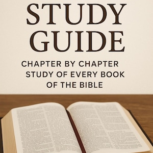 Może przedstawiać: Otwarta Biblia z bordową wstążką jako zakładką na drewnianej powierzchni. Tekst "BIBLE STUDY GUIDE" jest wyświetlany nad tekstem "CHAPTER BY CHAPTER STUDY OF EVERY BOOK OF THE BIBLE".