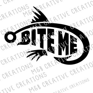 Puede incluir: Silueta en blanco y negro de un pez con un anzuelo, la palabra "BITE ME" está escrita dentro del pez.