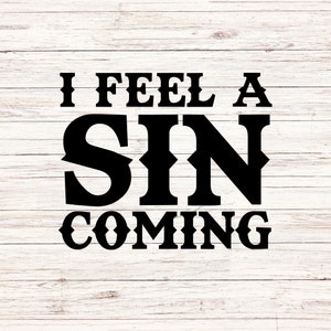 Może przedstawiać: Czarny tekst na białym drewnianym tle: "I FEEL A SIN COMING". Tekst jest pogrubiony, w stylizowanej czcionce, słowa są ułożone pionowo. Tło ma jasny wzór słojów drewna.