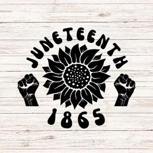 Puede incluir: Gráfico en blanco y negro con un girasol en el centro, la palabra "Juneteenth" arqueada arriba y el número "1865" abajo. Dos puños en alto flanquean el girasol. El diseño está sobre un fondo de vetas de madera clara.