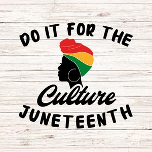 Puede incluir: Un diseño gráfico con el texto "DO IT FOR THE CULTURE JUNETEENTH" en negro. El diseño presenta una silueta negra del perfil de una mujer que lleva un pañuelo rojo, amarillo y verde, y pendientes de aro grandes, sobre un fondo de vetas de madera blanca.