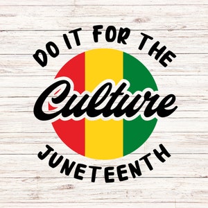 Puede incluir: Gráfico circular con las palabras "Do it for the Culture" y "Juneteenth" en escritura negra. El centro presenta un círculo dividido en rayas verticales rojas, amarillas y verdes, sobre un fondo de vetas de madera blanca.