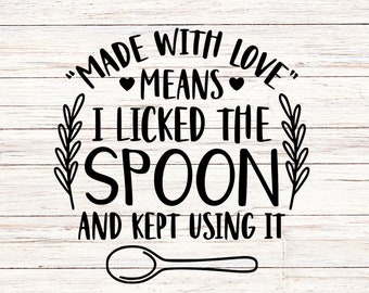 Könnte beinhalten: Ein weißer Holzgrund mit schwarzem Text, der "Made with love" bedeutet "Ich habe den Löffel abgeleckt und weiter benutzt". Unter dem Text befindet sich eine schwarze Silhouette eines Löffels.