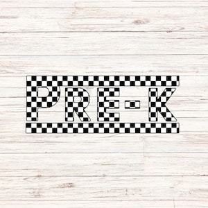Può includere: Design a scacchi in bianco e nero con la scritta "PRE-K" su sfondo di legno chiaro. Le lettere sono delineate con un motivo a scacchi, creando un design audace, ideale per materiali didattici.