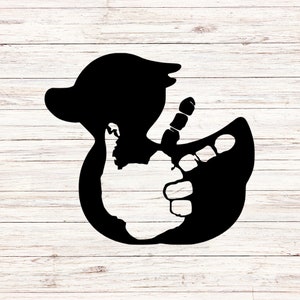 Może przedstawiać: Czarna sylwetka kaczki o unikalnym kształcie, przypominająca stylizowaną mapę lub stylizowaną postać ludzką. Kaczka jest zwrócona w lewo i ma długą szyję oraz zaokrąglone ciało.