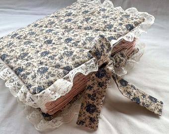 Gesteppter Bibelbezug mit Blumenmuster, handgefertigte christliche Buchhülle, personalisierte Stickerei