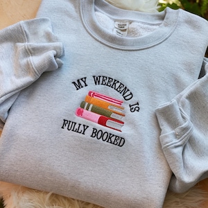 Sweat brodé Mon week-end est complet, sweat-shirt amateur de livres, cadeau de bibliothécaire, cadeaux de lecteur amateur de livres, cadeau de rat de bibliothèque pour lecteur