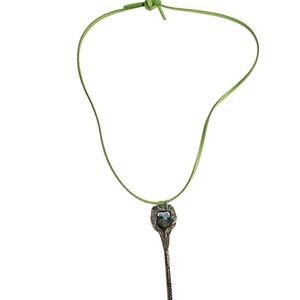 Könnte beinhalten: Eine Halskette aus grünem Lederband mit einem silbernen Löffelanhänger, der mit einem bunten Emaille-Design verziert ist.