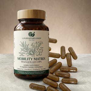 Könnte beinhalten: Eine braune Kunststoffflasche mit hellbraunem Holzoptik-Deckel, gefüllt mit Mobility Matrix Kräuterkapseln. Das Etikett zeigt botanische Illustrationen, den Text LuxuryApparelsshop und die Angabe von 60 pflanzlichen Kapseln.