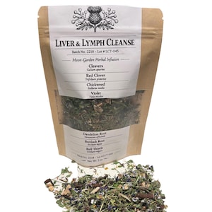 Może przedstawiać: Brązowa papierowa torebka zawierająca mieszankę ziół z etykietą Liver & Lymph Cleanse, Moon-Garden Herbal Infusion. Etykieta wymienia składniki, takie jak Cleavers, Red Clover, Chickweed, Violet, Dandelion Root, Burdock Root oraz Bull Thistle.
