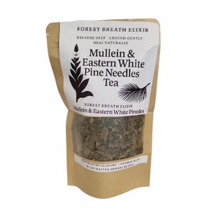 Może przedstawiać: Brązowa papierowa torebka herbaty z przezroczystym okienkiem, oznaczona jako "Mullein & Eastern White Pine Needles Tea". Torebka zawiera tekst "Forest Breath Elixir" i "Respiratory Support". Mieszanka herbaty wydaje się być mieszanką suszonych ziół i igieł sosnowych.