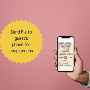 以下が含まれることがあります： ブッククラブのミーティングのデジタル招待状が表示されたスマートフォン。招待状には、開かれた本のスタイリッシュなイラストと、「ブッククラブにご参加ください。今月の本：ミッドナイト・ライブラリー。1月12日午後4時。」というテキストが記載されています。