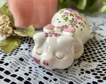 Pomourri de cerámica Avon Pampered Piglet, vintage de 1978 / Bolsita aromática decorada a mano con diseño floral de cerdito durmiendo, Ceramarte Brasil
