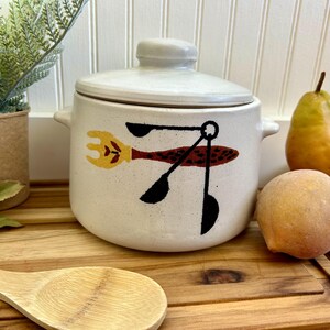 Panela de feijão de cerâmica West Bend dos anos 1960, utensílio de cozinha moderno de meados do século com estampa gráfica (2 Qt)
