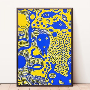 Può includere: Una stampa d'arte astratta incorniciata con uno sfondo giallo e forme, linee e motivi astratti blu. La stampa presenta una creatura blu con occhi e una bocca.