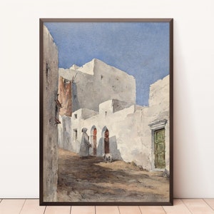 Op de afbeelding: Een aquarel schilderij dat een smalle straat in een witgekalkt dorp toont. De gebouwen zijn hoog en hebben gebogen deuropeningen. Een enkele figuur loopt door de straat, en een klein wit dier is in de verte zichtbaar.