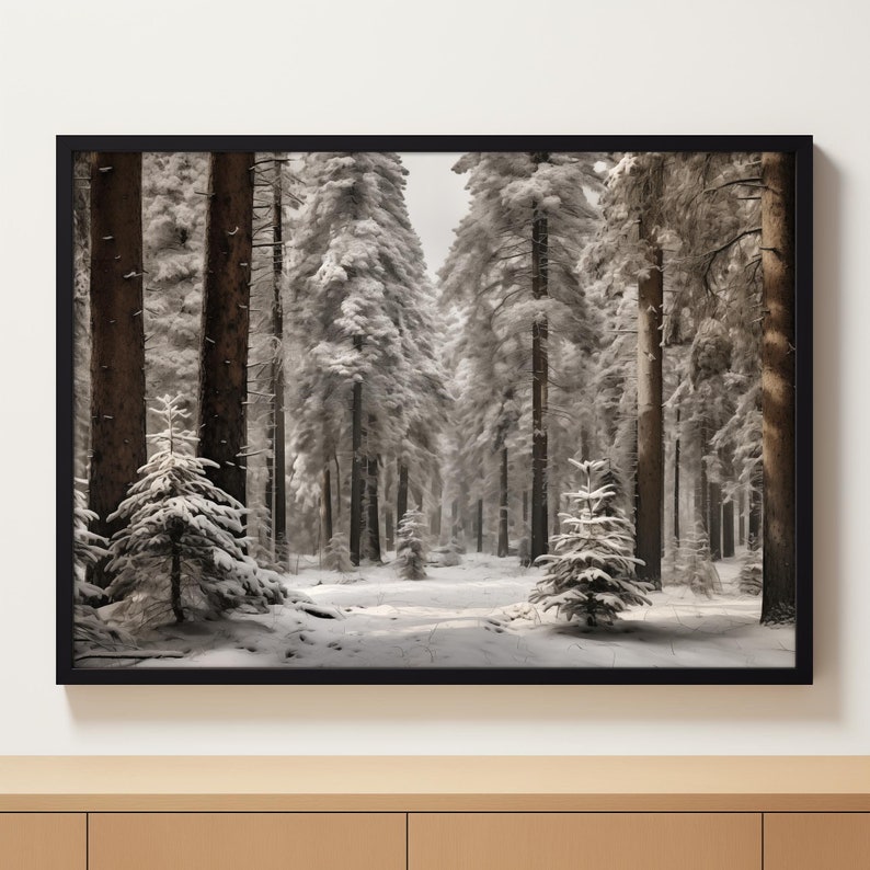 K&ouml;nnte beinhalten: Eine verschneite Waldszene mit hohen Kiefern, die mit wei&szlig;em Schnee bedeckt sind. Die B&auml;ume stehen dicht beieinander und erzeugen so ein Gef&uuml;hl von Tiefe und Geheimnis. Der Boden ist mit einer dicken Schneeschicht bedeckt, und das Licht ist weich und diffus, was eine friedliche und ruhige Atmosph&auml;re erzeugt.
