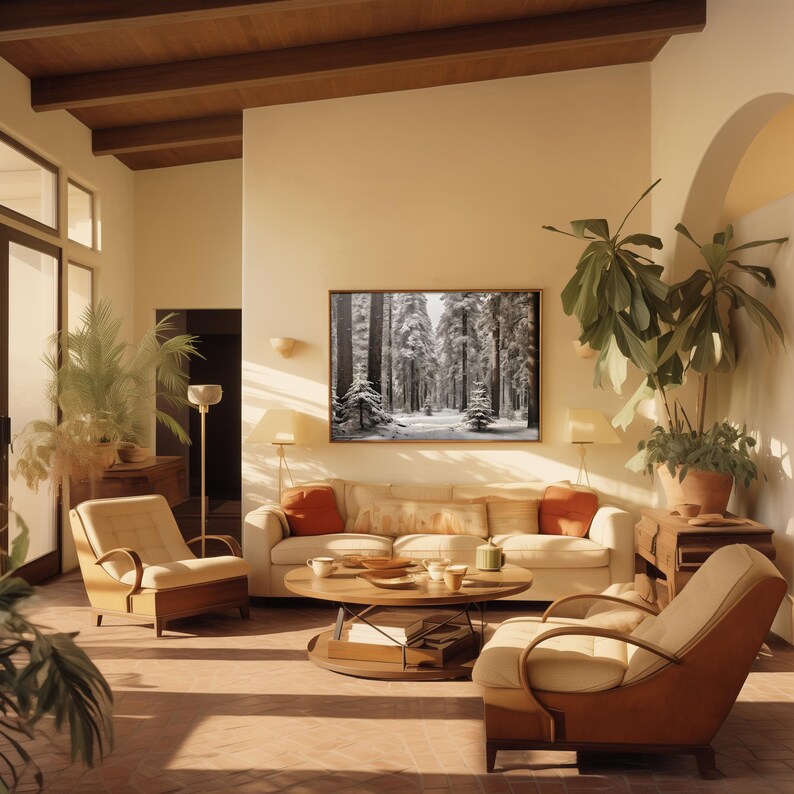 K&ouml;nnte beinhalten: Ein Wohnzimmer mit einem wei&szlig;en Sofa, zwei Sesseln, einem Couchtisch und einem Schwarzwei&szlig;foto eines schneebedeckten Waldes, das an der Wand h&auml;ngt. Der Raum hat eine Holzdecke und gro&szlig;e Fenster.